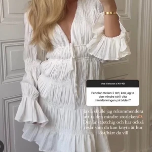 Moa Mattsson x NA-KD - Säljer en superfin vit klänning från NA-KD som passar perfekt till studenten🩷Det är storlek 38 och skulle säga att det passar S-M. Jättebra skick, inga defekter!