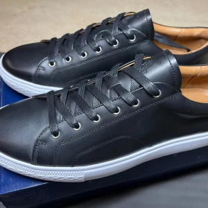 Polo Ralph Lauren Dunovin Nappa Leather Trainer - Black - Säljer dessa oanvända ralph lauren skor. Helt nya, kvitto medföljer. Storlek 44.