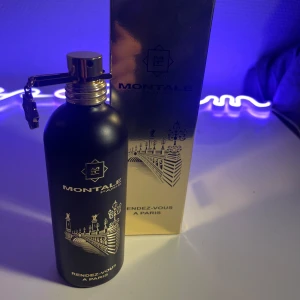Montale Rendez-vous à Paris 100ml - Elegant parfym från Montale i en stilren svart flaska med gulddetaljer. Doften heter Rendez-vous à Paris och kommer i en lyxig förpackning med en matchande svart påse. Perfekt för den som vill ha en sofistikerad och unik doftupplevelse. 97ml kvar! Ny pris på den begränsade doften är 1350kr.
