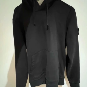 Stone island hoddie  - Säljer en stone island hoddie, väll omhändertagen. Strl S men passar lika bra som M