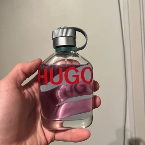 Hugo Man Revamp från Hugo Boss - Hej, säljer nu denna Hugo Boss parfym, som det är väldigt mycket parfym kvar i (som ni ser). Är en riktigt god, fräsch doft. Korken har gått sönder lite på en del av den då jag råkat slita av korken istället för att skruva av den. Vid snabbt och enkelt köp kan den säljas för 400 istället.