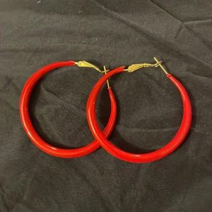 Röda hoop-örhängen - Ett par röda runda örhängen, endast testade, så i gott skick :) säljer för har ett liknande par redan