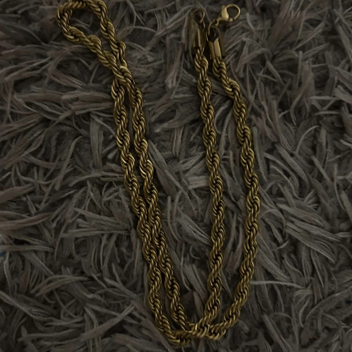 Guldfärgat tvinnat halsband