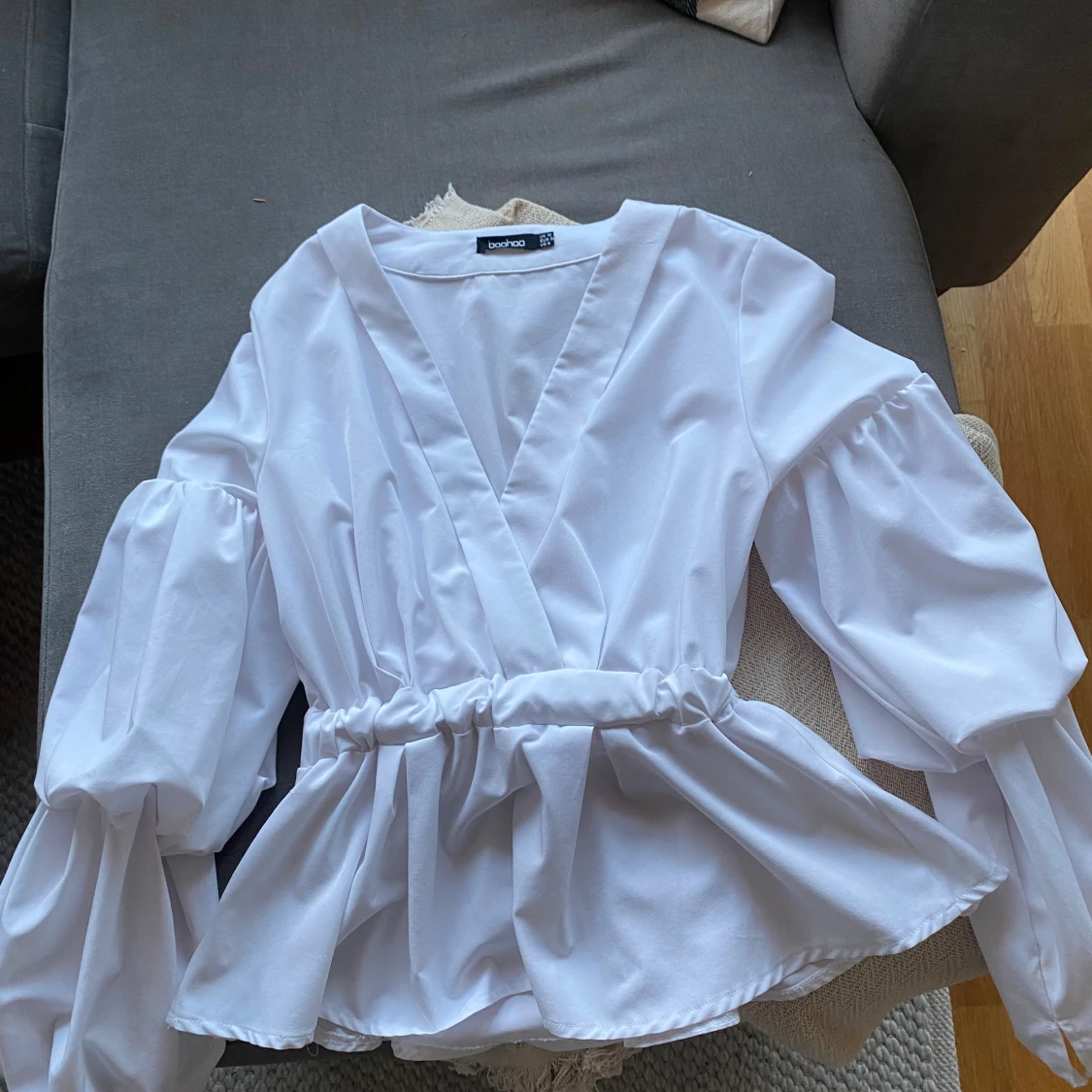 Vit blus från boohoo - 2