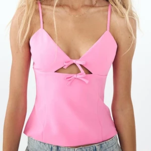 Rosa linnetopp med rosetter - Super fin topp från Zara i storlek M! Helt oanvänd med lappen kvar säljer eftersom den va lite för stor😊