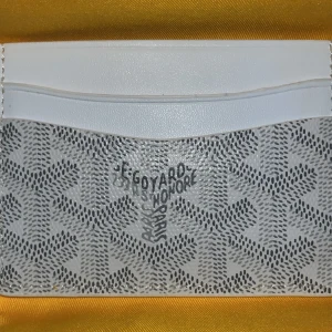 Vit plånbok - Tja köpte den här plånboken men vill nu sälja den eftersom jag har tröttnat på den. Jag köpte den för 800kr  så säljer nu den för bra pris 