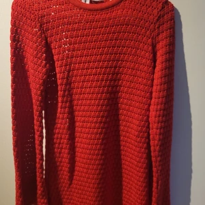 Röd stickad klänning - Virkad klänning (mini) aldrig använd endast provad. 