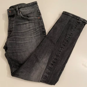 Jack & Jones Jeans - Säljer nu dessa as snygga svart/gråa jeansen från Jack & Jones med en tapered/mike passform. Älskar dessa jeansen, men har tyvärr växt ur dem. Färgen är för snygg och passar till allt! passformen sitter helt perfekt och de är riktigt snyggt färgade. Skick: 9/10, Ny pris: 900kr, Mitt pris: 279. Priset kan diskuteras i pm😊🙌