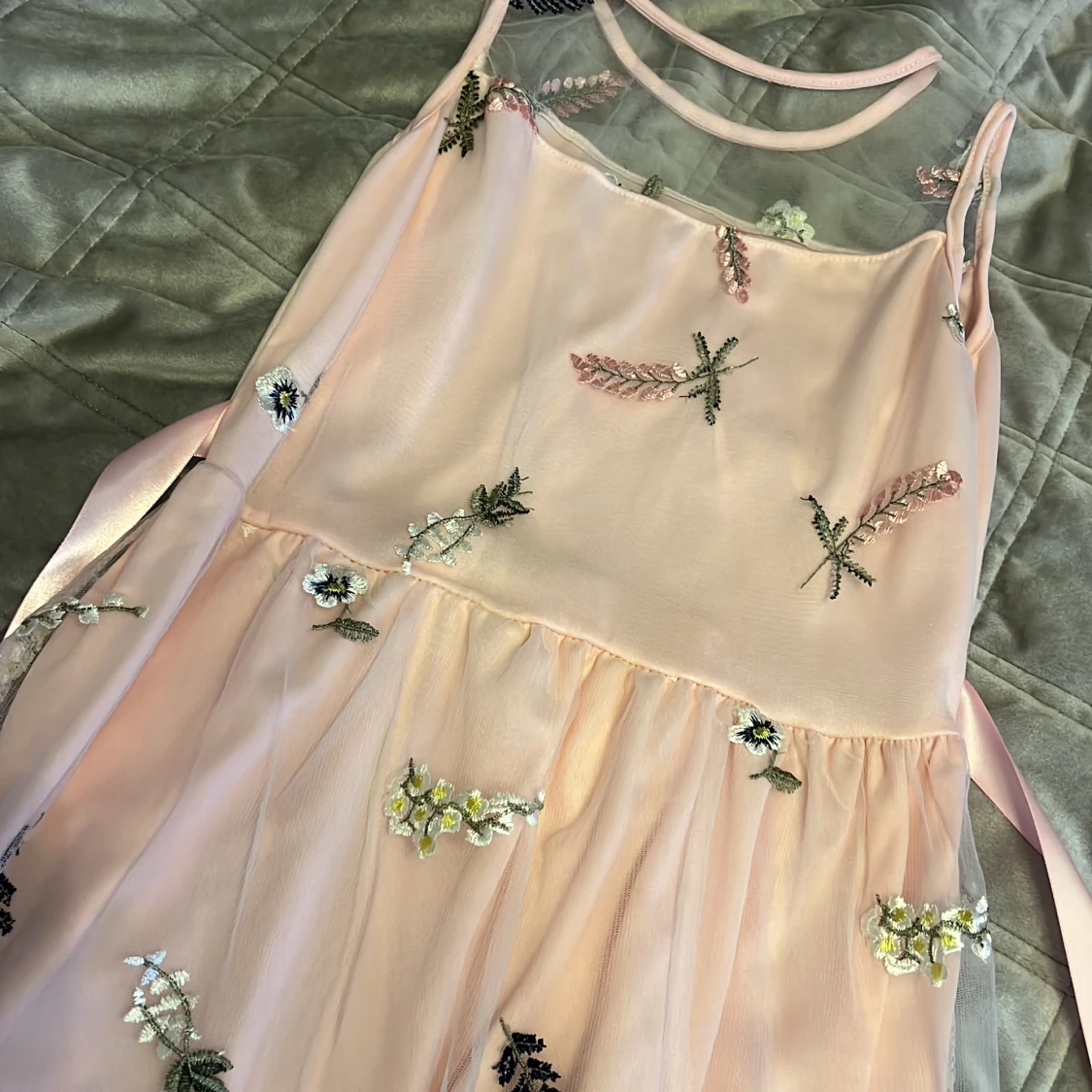 Rosa klänning med broderade blommor - 1