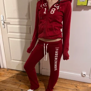 Rött set från Abercrombie - Säljer ett set   från Abercrombie. 