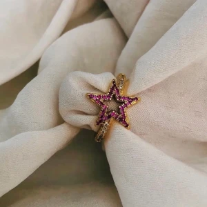 Stjärnring - Guldring med stor stjärna i rosa stenar, aldrig använd! Justerbar🩷