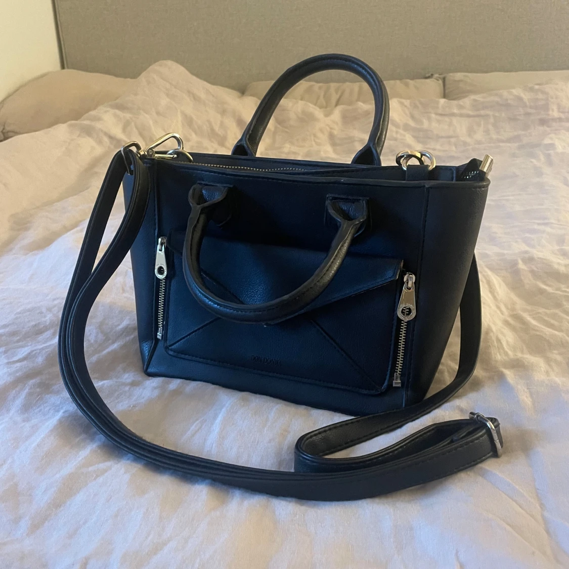 Svart handväska med axelrem - 2