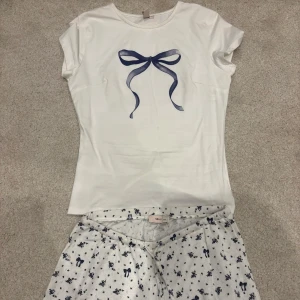 Nelly pyjamas sett  - Säljer detta eftertraktade pyjamas settet från Nelly. Byxorna sitter som xs, båda är i nyskick då de är använda 1 gång! Säljer inte för billigare än mitt pris då tröjan är helt slutsåld och byxorna slutsålda i små storlekar. Säljer tillsammans!