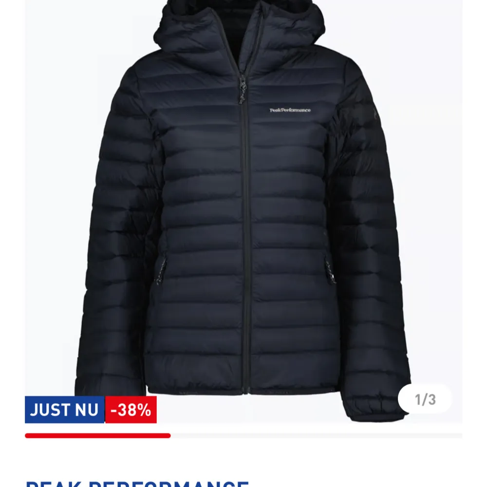 Säljer en stilren svart dunjacka från Peak Performance. Jackan har en dragkedja framtill och en praktisk huva. Perfekt för kyliga dagar med sin quiltade design som håller värmen. En klassisk och funktionell jacka för alla tillfällen.. Takit.