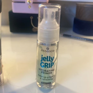 Essence What a Tint Lip & Cheek Tint - Essence What a Tint är en mångsidig lip & cheek tint i en djup röd nyans. Perfekt för att ge både läppar och kinder en naturlig färg. Kommer i en smidig glasflaska med en applikator för enkel applicering.