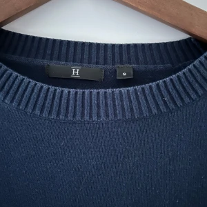 Mörkblå stilren tröja  - Säljer en stilren mörkblå tröja. Inget fel på tröjan, skriv gärna pm vid funderingar!