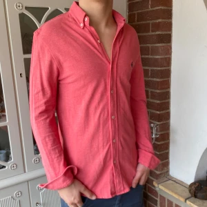 Ralph Lauren skjorta - Säljer dunderfet Ralph Lauren Featherweight Mesh skjorta i Korall o Persika färg | Storlek: S ~ Modell är 178cm lång & väger 69kg | Nypris 1500kr, vårat 499kr | Hojta vid fråga ! 