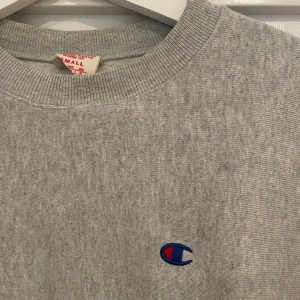 Grå Crewneck från Champion - Grå Crewneck från Champion, premium modell. Nästan aldrig använd pga för liten. Ny pris 999 sek.