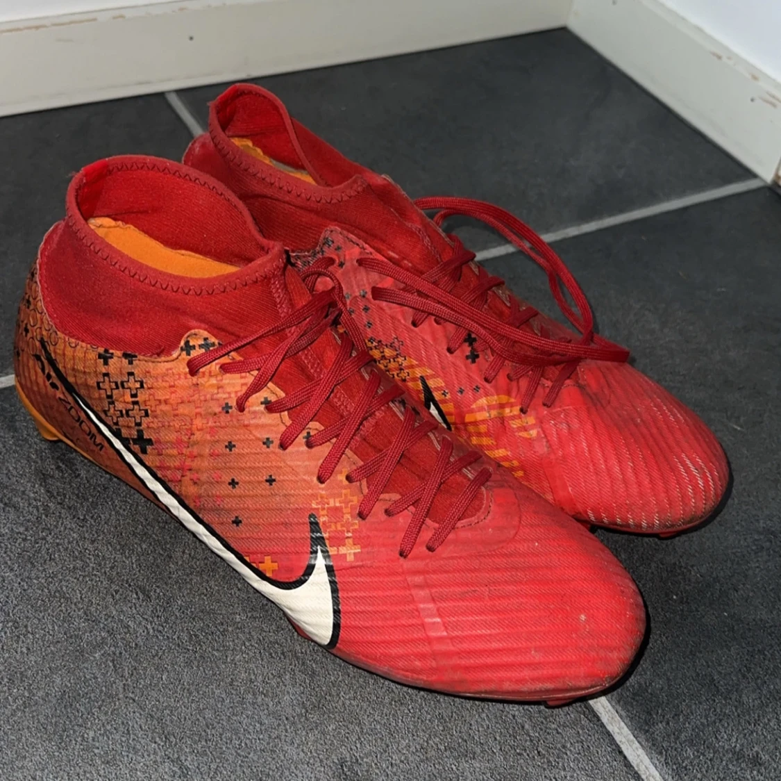 Röda fotbollsskor från Nike