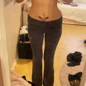 Mörkgrå yoga byxor från Ginatricot, lappen är av men känns som storlek S! Lite för korta på mig som är 174cm, skriv för mått 🫶🏻
