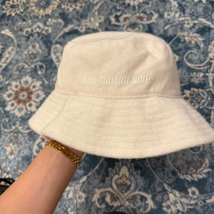 Vit bucket hat med text - Snygg vit bucket hat med texten 'take time for you' broderad framtill. Perfekt för en avslappnad stil och skydd mot solen. Tillverkad i ett mjukt material som ger en bekväm passform🤍😊