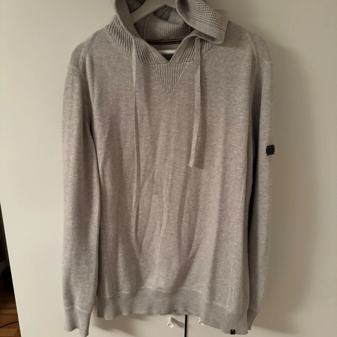 Grå kashmirblandning hoodie  med ribbade detaljer