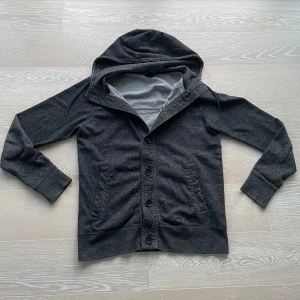 Svart/grå hoddie  - Säljer denna snygga mörkgråa hoodien| från H&M med knappar| topp skick 9,5/10| Hör av er vid minsta lilla fundering!