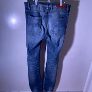 Tiger of Sweden 31/32 - Slim fit jeans med faded stil, högkvalitativ denim från Tiger of Sweden. Inga defekter förekommer.