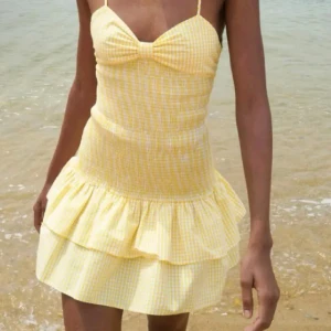 Gul volang  klänning från zara - Charmig gul volang klänning med smala axelband och en söt rosett i ryggen. Från zara , helt ny med lapp kvar