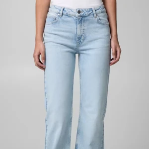 Ljusblå jeansbyxor - Ett par snygga jeans som sitter JÄTTEbra!!! Dom har ett litet litet hål i knäet men det ser ut som det ska vara där!! Säljer för dom är för små