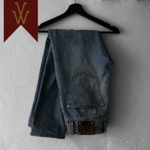 Tramarossa Jeans Leonardo  - Feta Tramrossa Jeans Leonardo: Skick 9/10 väldigt fräscha och super bra kvalité med mycket detaljer i byxan | Storlek: W31 | Hör av om ni undrar något!