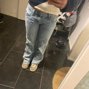 Ljusblå bootcut jeans  - Säljer ett par jätte snygga ljusblå bootcut jeans ifrån Gina. Säljer dom pga att de är förstora. Original pris 500 kr. Finns fortfarande kvar i sortimentet. De är avklippta så passar dig som är ungefär 160cm💖