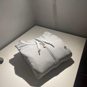 Morris Zip Hoodie - Hej! Säljer nu en riktigt fin ziphoodie från Morris. Skick 9/10. Storlek medium. Nypris 1499kr! Tveka inte på att göra av er vid frågor!