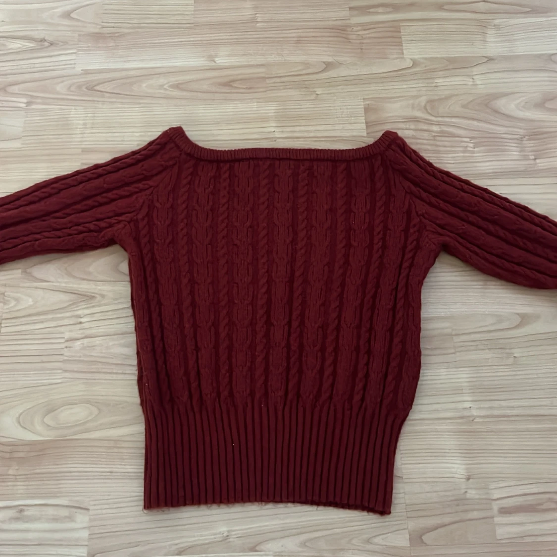 Röd stickad tröja - 1