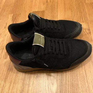 Valentino Rockrunners  - Riktigt feta Rockrunners | Skick 7-8/10 | 100% Äkta✅| Strl 39 passar 40 | Nypris runt 7000kr | Box medföljer ej |  Skriv vid frågor eller funderingar ✅ Mvh V&L Clothing 👕