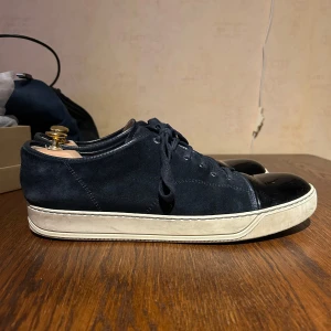 Lanvin Skor - Hej! Säljer mina Lanvin skor i UK 12 som passar storlek 46. Släng iväg ett meddelande vid frågor. Dem e i riktigt fint skick