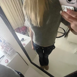 Grå tröja från Zara - Säljer en stilren grå tröja från Zara. Tröjan har en enkel design med korta ärmar och är tillverkad i ett mjukt material. Perfekt för en avslappnad look. Den är lite nopprig men inget som syns💕