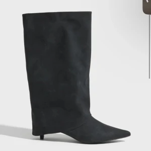 Slut sålda boots  - Aldrig använda , inte upppackade ur sin original kartong , klacken är 3 cm💓💓nypris 899kr