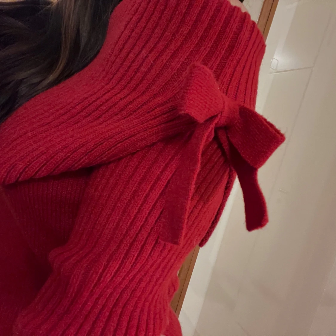 Röd offshoulder tröja med rosett - 2