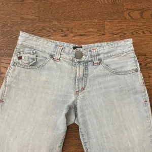 Ljusblå lågmidjade jeans - Supersnygga ljusblå lågmidjade jeans💙 säljer vidare då dom tyvärr inte passade mig, storlek 36🐢 möts upp eller postar