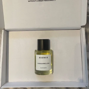 Carashmellow från Essnce - Säljer en flaska Carashmellow Eau de Parfum från Essnce. Doften är en hård vanilj med karmell och lite marshmallow! Gå in på eccense hemsida om du vill veta mer om doften!