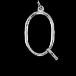 Silverhalsband med bokstavshänge från Maria Nilsdotter - Elegant silverhalsband med ett unikt bokstavshänge i form av ett 'Q'. Hänget har en stilren och modern design, perfekt för att ge en personlig touch till din stil. Levereras i en exklusiv svart ask med gulddetaljer.