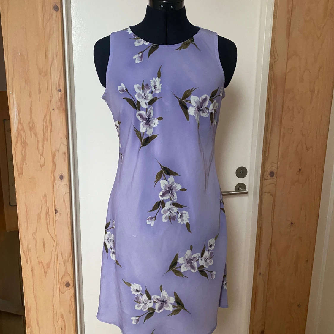 Ljuslila blommig klänning