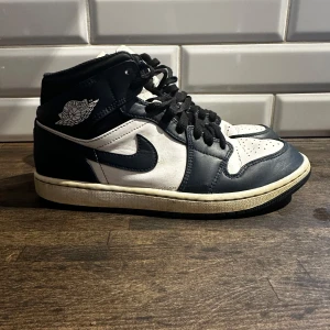 Nike Air Jordans armory navy - Ett par air jordens med en navy blå och vitt. Väldigt snygga inga stora skador eller liknande använts rätt så mycke då har väll crease skador men inget mer en så. Låda finns 
