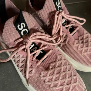 Rosa sneakers från SoWhat! - Sköna rosa sneakers med snörning i storlek 39 från SoWhat. I skick som nya.