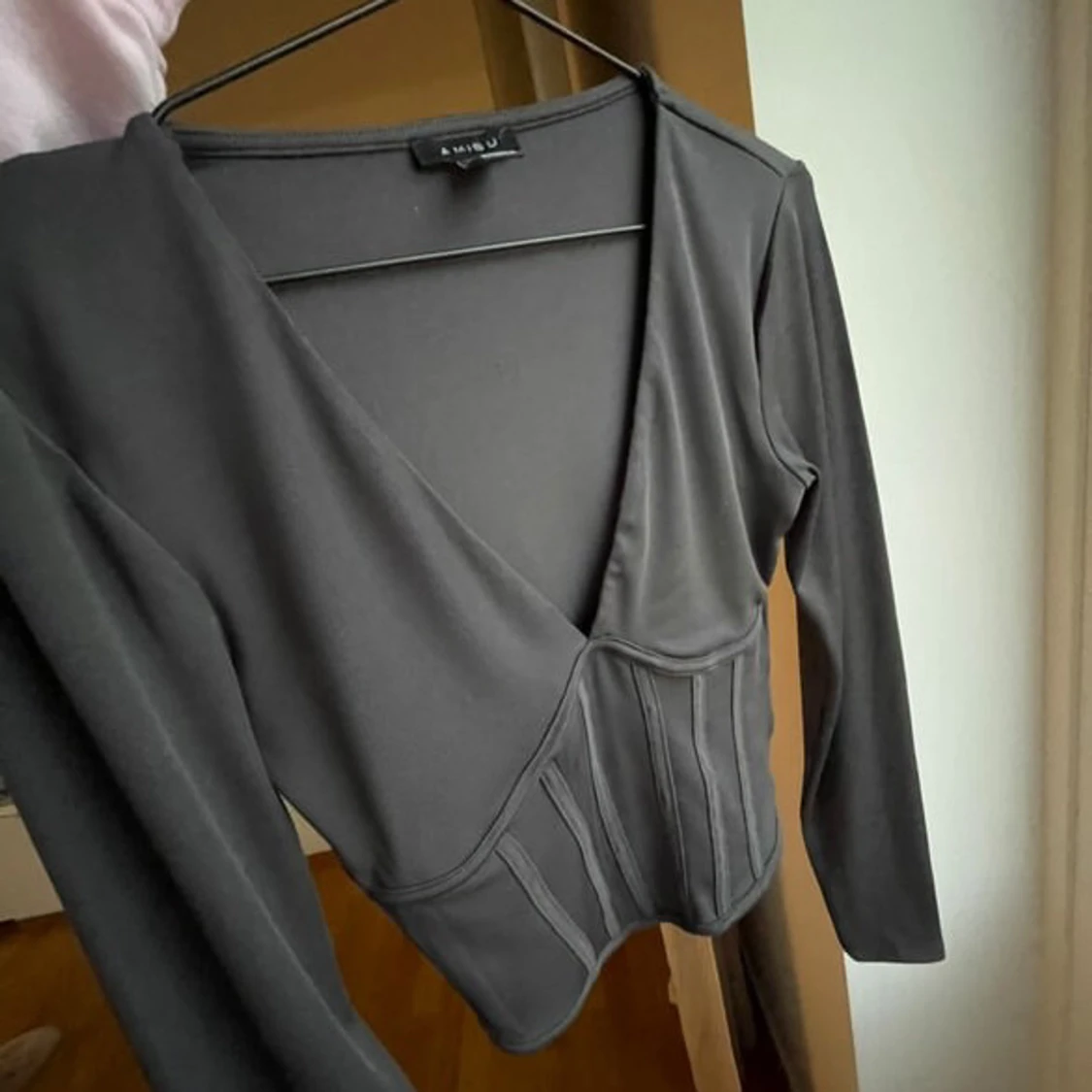 Grå långärmad korsettopp från Aritzia - 4