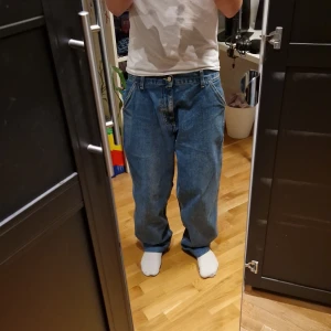 Carhartt simple jeans - Feta carhartt jeans (simple fit=baggy) originellt storlek 31 34 men har sytts till 31 32. Nypris ca 1300 kr medan mitt pris 699 kr 🤑