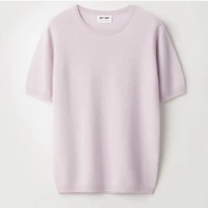 Softgoat t shirt  - Säljer denna rosa Kashmir t shirten från softgoat. Den är använd väldigt få gånger och denna färg finns inte kvar att köpa. Nypris var runt ca 1500 kr. ❤️❤️❤️
