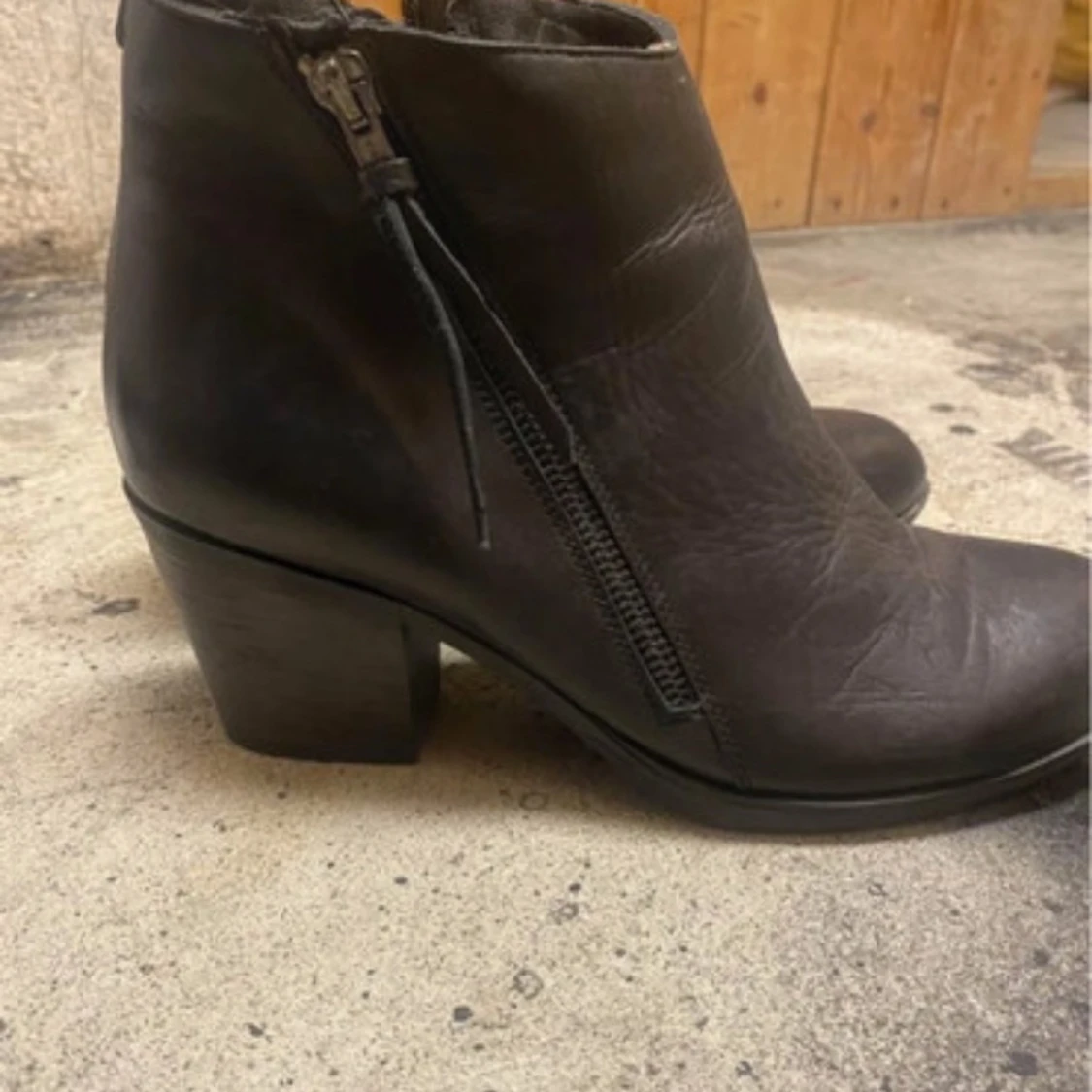 Svarta boots med dragkedja