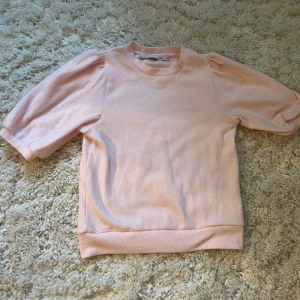Ljusrosa tröja från lager 157 - Säljer en söt ljusrosa tröja från 157 med trekvartsärmar. Tröjan har en rund hals och är gjord i ett mjukt material. Använder inte så det är därför jag säljer❤️